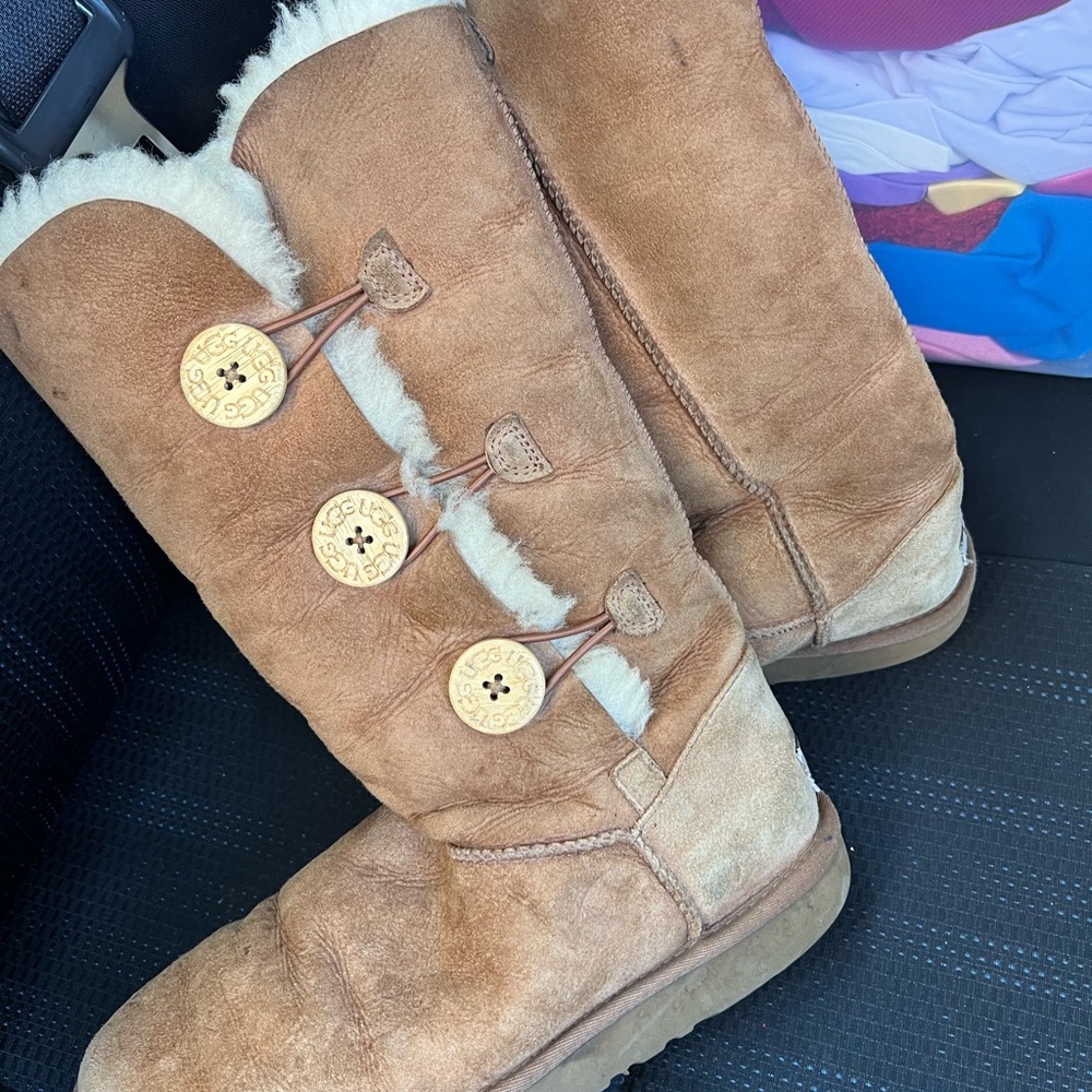 UGG AUSTRALIA BAILEY TRIPLE BUTTON TALL CHESTNUT BOOTS SIZE 7